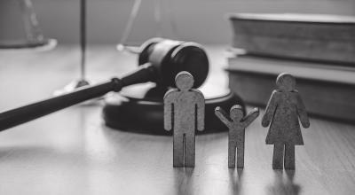 Symbolbild: Familienfiguren und Richterhammer